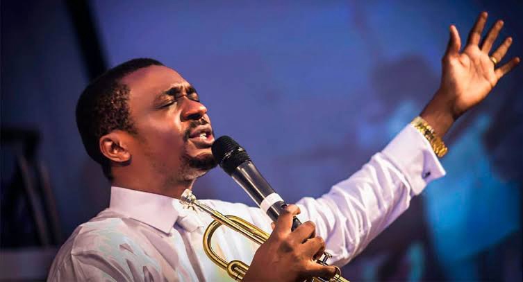 Nathaniel Bassey, Worshipper  Exchange Words Over Hallelujah Challenge Time